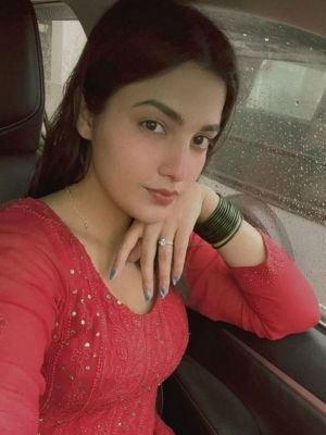 Verified Mumbai escort Ankita elegant car selfie