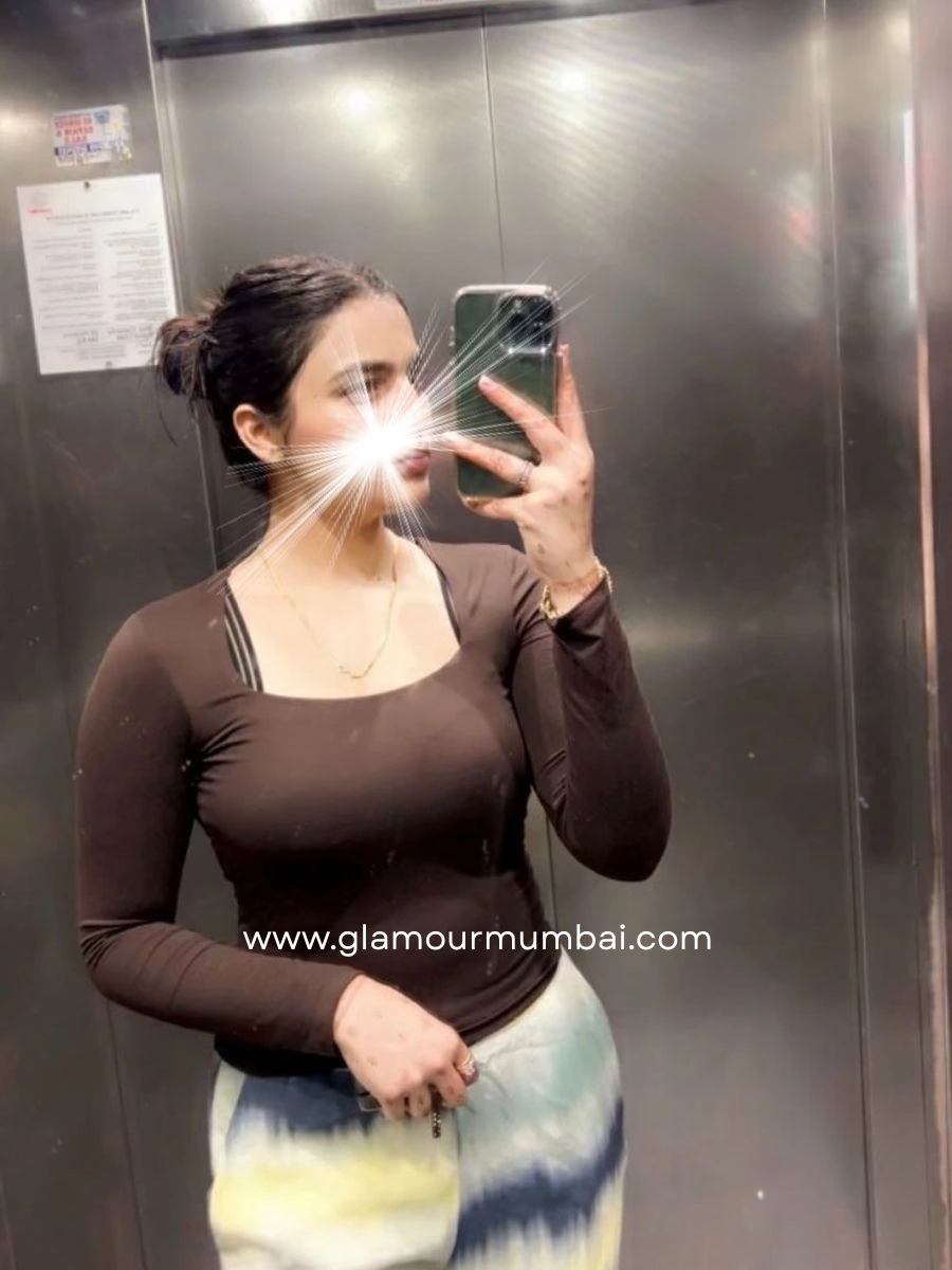 Verified Mumbai escort Ankita mirror selfie