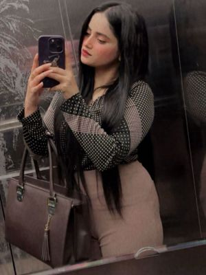 Himanshi premium escort in Mumbai posing for a mirror selfie