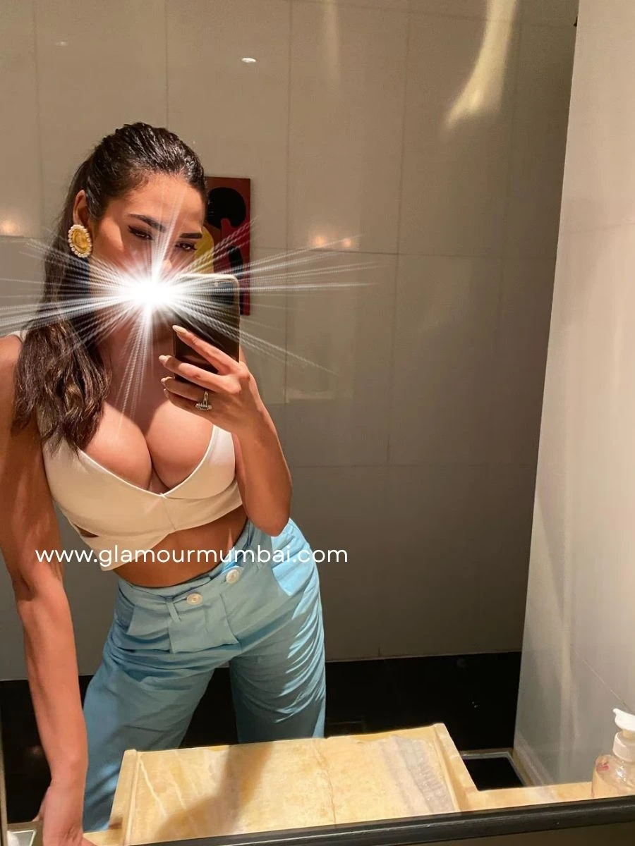 Soniya VIP escort service in Mumbai 5 star hotel outcall photo.